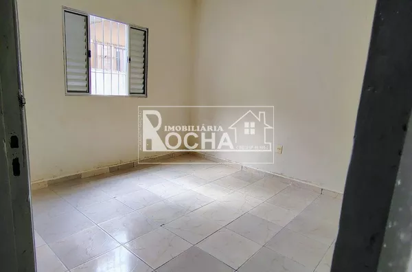 2quartos, sala. cozinha, banheiro, garagem, área de Serviço