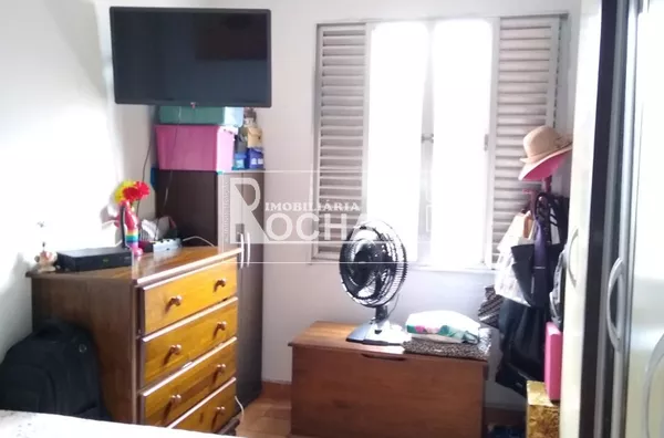 APARTAMENTO, 2 QUARTOS, SALA, COZINHA, BANHEIRO, GARAGEM, ÁREA DE SERVIÇO.