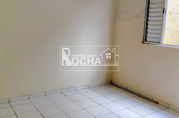 2 quartos, sala, cozinha, banheiro, garagem, area de serviço 