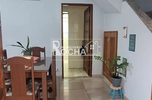 Sobrado 3 quartos 1suite, garagem individual, quintal Parque São Vicente, São Vicente