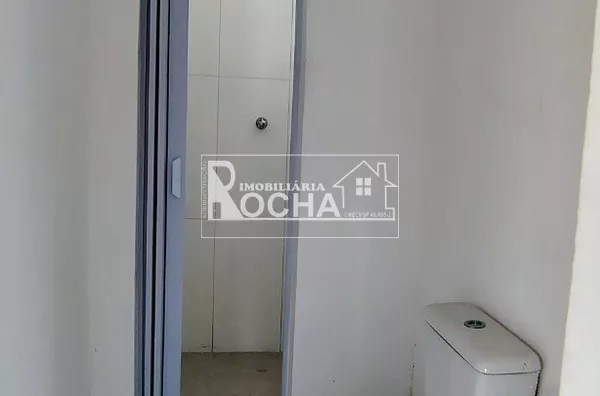 Galpão em terreno com edicula