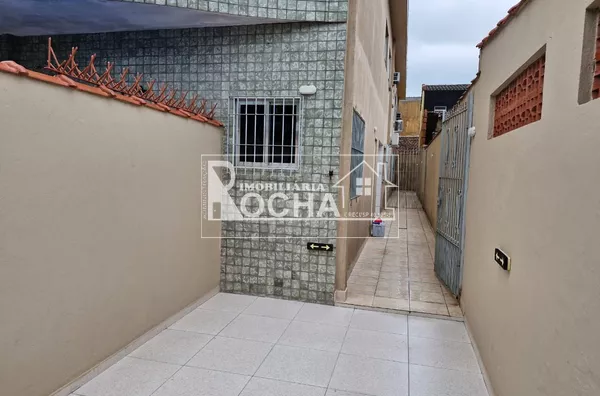 3 quartos, (sendo 1 suite e closet ),  Sala ampla, cozinha, banheiro, garagem quintal.