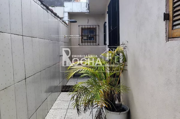 3 Quartos, (sendo 2 suítes), sala, cozinha, banheiros, garagem, aréa de serviço