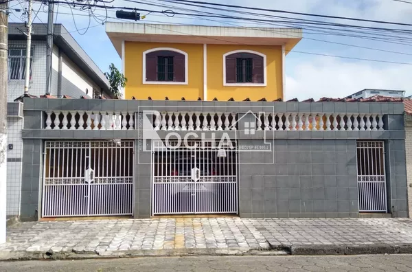 3. Quartos, (1.suíte), Sala 2 ambientes, cozinha/copa, Banheiros, lavanderia, varanda garagem ampla, fundos grande, lavandeira.  Edícula:  Entrada, Luz e agua/esgoto independente  1 Quarto, sala Cozinha, Banheiro, e quintal.