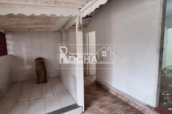 CASA isolada 2 quartos, de mais dependencias 