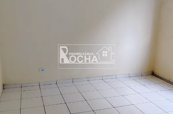 2 quartos, sala, cozinha, banheiro, garagem, area de serviço 