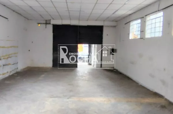 Galpão em terreno com edicula