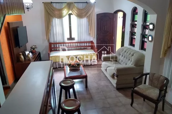 3. Quartos, (1.suíte), Sala 2 ambientes, cozinha/copa, Banheiros, lavanderia, varanda garagem ampla, fundos grande, lavandeira.  Edícula:  Entrada, Luz e agua/esgoto independente  1 Quarto, sala Cozinha, Banheiro, e quintal. - Foto 7