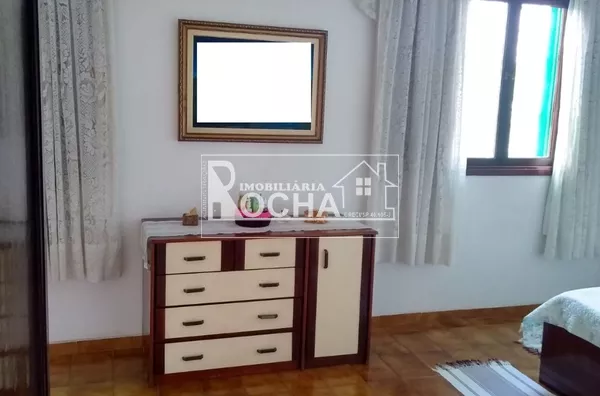 3. Quartos, (1.suíte), Sala 2 ambientes, cozinha/copa, Banheiros, lavanderia, varanda garagem ampla, fundos grande, lavandeira.  Edícula:  Entrada, Luz e agua/esgoto independente  1 Quarto, sala Cozinha, Banheiro, e quintal. - Foto 10