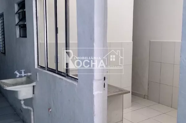 1 quarto, cozinha, banheiro
