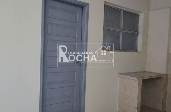 Casa quarto, cozinha, banheiro varanda.