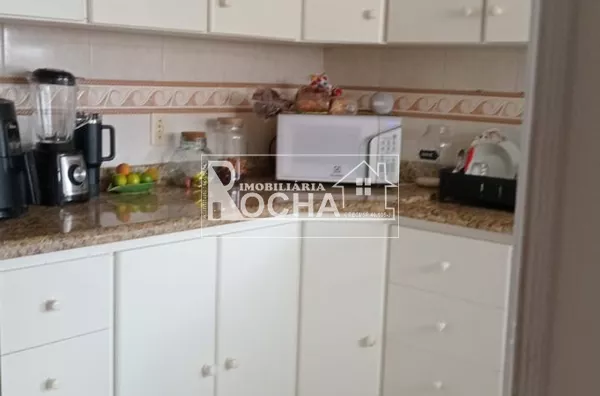 Apt. 2dormitórios, (sendo 1 suíte); Sala ampla, Varanda com vista para o mar; Banheiro social  Copa e cozinha;  Dependência de serviço  Lavanderia; 1 vaga de garagem - Foto 9