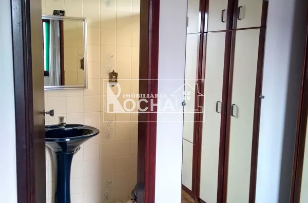 3. Quartos, (1.suíte), Sala 2 ambientes, cozinha/copa, Banheiros, lavanderia, varanda garagem ampla, fundos grande, lavandeira.  Edícula:  Entrada, Luz e agua/esgoto independente  1 Quarto, sala Cozinha, Banheiro, e quintal. - Foto 14