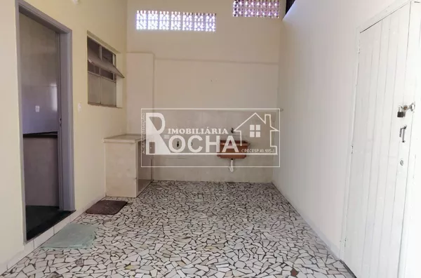 Casa quarto, cozinha, banheiro varanda.