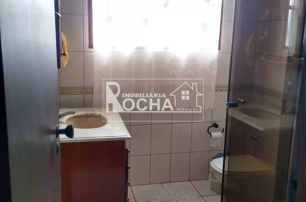 3. Quartos, (1.suíte), Sala 2 ambientes, cozinha/copa, Banheiros, lavanderia, varanda garagem ampla, fundos grande, lavandeira.  Edícula:  Entrada, Luz e agua/esgoto independente  1 Quarto, sala Cozinha, Banheiro, e quintal. - Foto 18