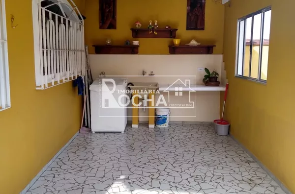 3. Quartos, (1.suíte), Sala 2 ambientes, cozinha/copa, Banheiros, lavanderia, varanda garagem ampla, fundos grande, lavandeira.  Edícula:  Entrada, Luz e agua/esgoto independente  1 Quarto, sala Cozinha, Banheiro, e quintal. - Foto 32