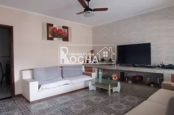 Vende Casa 3 quartos,  (1.suíte) sala, cozinha, banheiro, garagem 