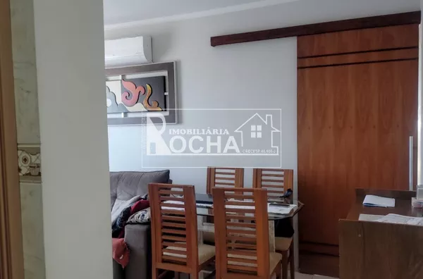 2.Quartos, sala, cozinha, banheiro, vaga de Garagem, árae de serviço.