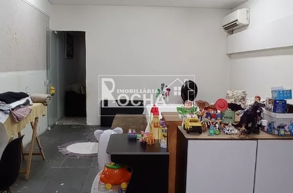 Imóvel Comercial loja térrea e superior, comprimento aproximadamente 40 x 5 de frente