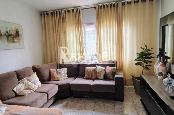 2 quartos, sala, cozinha, banheiro, garagem, área de serviço, e vaga de garagem.