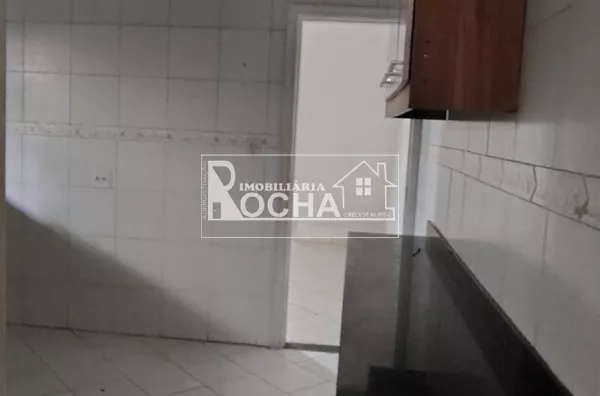 3 Quartos, 1.suíte, sala, cozinha, 2. banheiros, garagem, área de serviço, quintal em corredores.