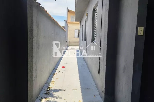 2 Quartos, sala, cozinha, banheiro, garagem, area de Serviço, quintal 