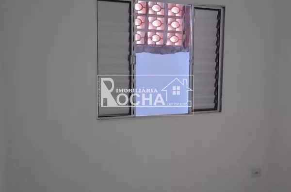 1 quarto, cozinha, banheiro
