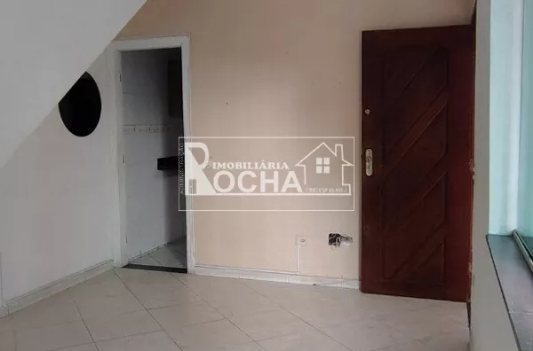 3 Quartos, 1.suíte, sala, cozinha, 2. banheiros, garagem, área de serviço, quintal em corredores.