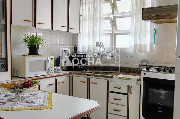 2 quartos, sala, cozinha, banheiro, garagem, área de serviço, e vaga de garagem.