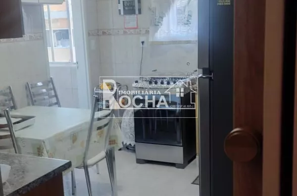 2.Quartos, sala, cozinha, banheiro, vaga de Garagem, árae de serviço.