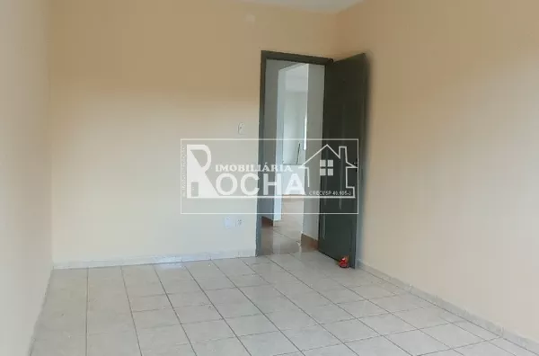 CASA SOBREPOSTA: 2QUARTOS, SALA. COZINHA, BANHEIRO, SEM GARAGEM