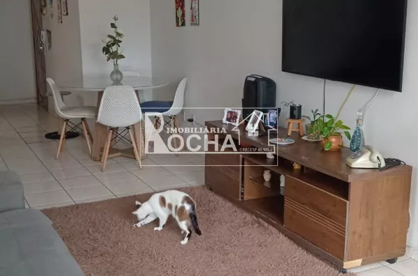 Apt. 2dormitórios, (sendo 1 suíte); Sala ampla, Varanda com vista para o mar; Banheiro social  Copa e cozinha;  Dependência de serviço  Lavanderia; 1 vaga de garagem