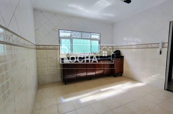 Casa Isolada,  2 quartos, sala, cozinha, banheiro, garagem 2 vagas, quintal nos fundos, área de serviço coberta, quintal laterais.