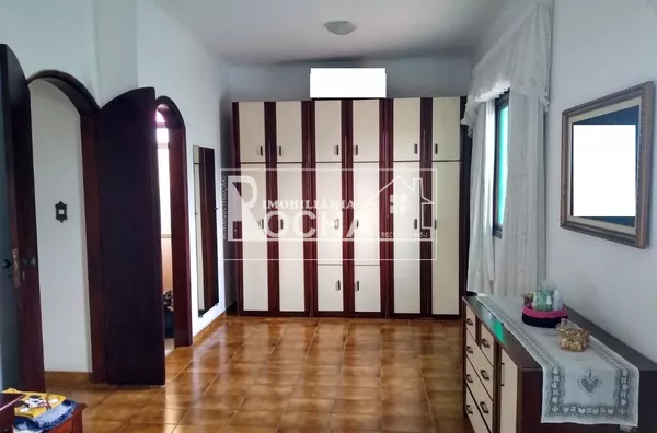 3. Quartos, (1.suíte), Sala 2 ambientes, cozinha/copa, Banheiros, lavanderia, varanda garagem ampla, fundos grande, lavandeira.  Edícula:  Entrada, Luz e agua/esgoto independente  1 Quarto, sala Cozinha, Banheiro, e quintal. - Foto 12