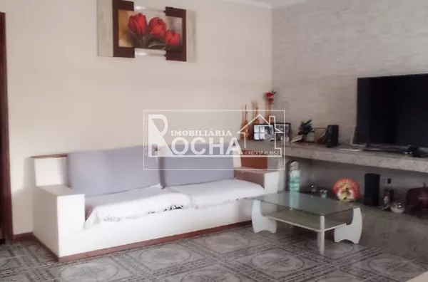 Vende Casa 3 quartos,  (1.suíte) sala, cozinha, banheiro, garagem 