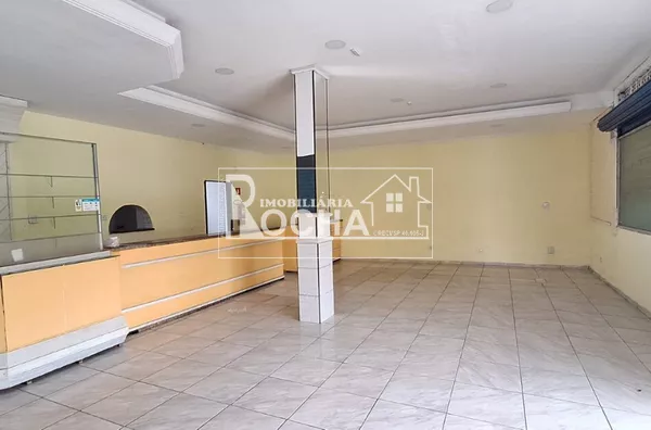 Loja com 80m² + cozinha, vestiario, salas, despensa, banheiros