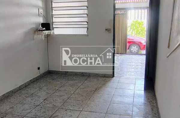 2 Quartos, (1.suíte) sala. cozinha, banheiro, garagem, área de Serviço