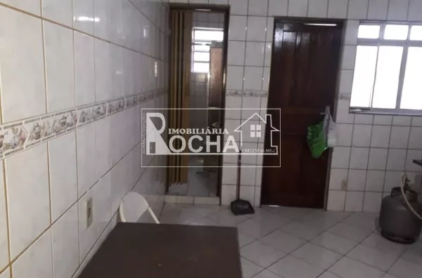 CASA EM TERRENO 10 X 30, TIPO EDICULA, 3.QUARTOS, 