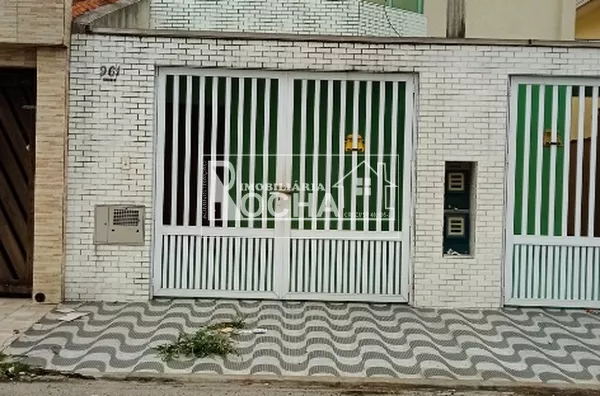 Casa sobreposta Alta,  2quartos, (1-suíte) cazinha, área de serviço, garagem de mais dependencias.