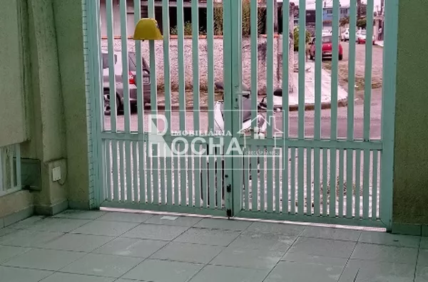 Casa sobreposta Alta,  2quartos, (1-suíte) cazinha, área de serviço, garagem de mais dependencias.