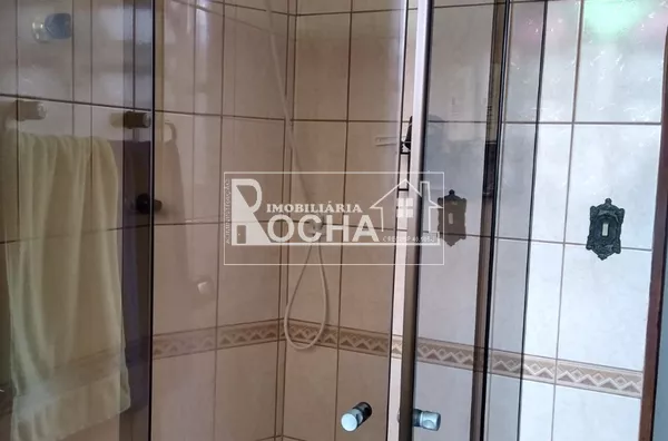 3. Quartos, (1.suíte), Sala 2 ambientes, cozinha/copa, Banheiros, lavanderia, varanda garagem ampla, fundos grande, lavandeira.  Edícula:  Entrada, Luz e agua/esgoto independente  1 Quarto, sala Cozinha, Banheiro, e quintal. - Foto 19