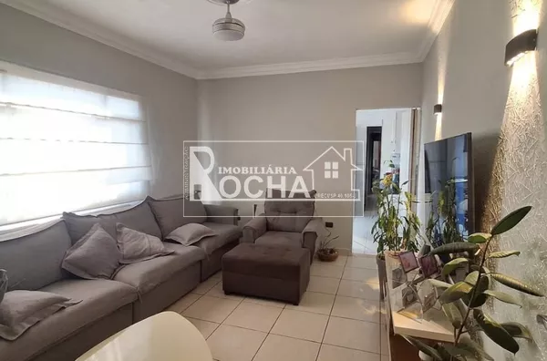 3quartos,  (suíte,) sala, cozinha, banheiro, garagem, área de serviço