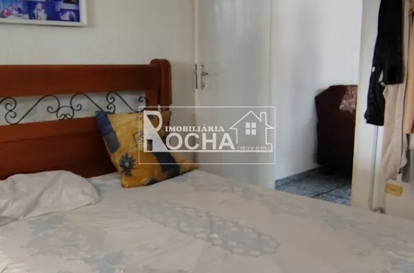 2Quartos, 1suite, sala, cozinha, baheiro, 2garagem, mais edicula nos fundos. - Foto 6