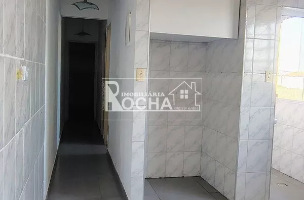 2 quartos, sala, cozinha, banheiro, garagem, area de serviço 