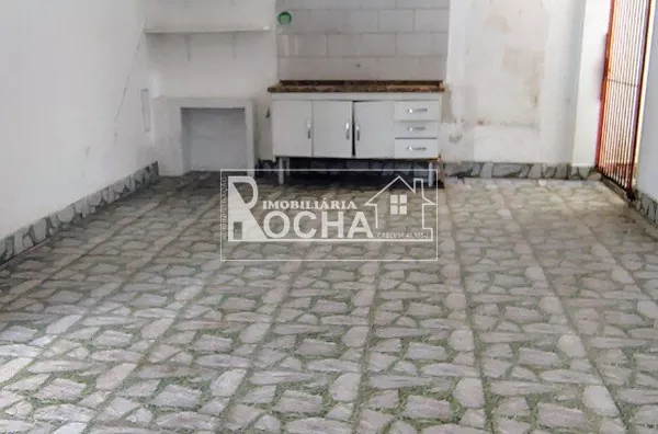 2 Quartos, (1.suíte) sala. cozinha, banheiro, garagem, área de Serviço