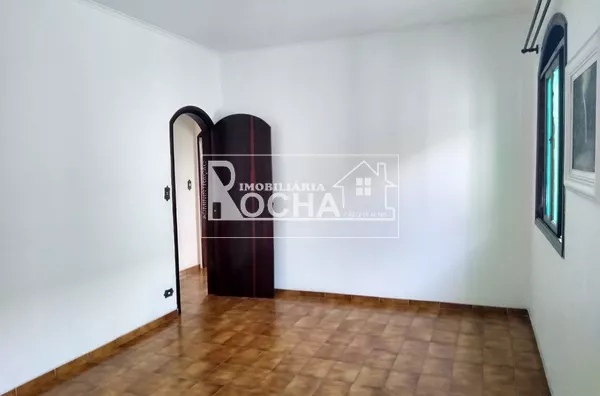 3. Quartos, (1.suíte), Sala 2 ambientes, cozinha/copa, Banheiros, lavanderia, varanda garagem ampla, fundos grande, lavandeira.  Edícula:  Entrada, Luz e agua/esgoto independente  1 Quarto, sala Cozinha, Banheiro, e quintal. - Foto 17
