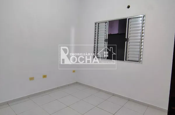2 Quartos, sala, cozinha, banheiro, garagem, area de Serviço, quintal 
