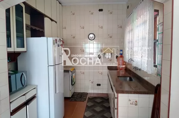 3. Quartos, (1.suíte), Sala 2 ambientes, cozinha/copa, Banheiros, lavanderia, varanda garagem ampla, fundos grande, lavandeira.  Edícula:  Entrada, Luz e agua/esgoto independente  1 Quarto, sala Cozinha, Banheiro, e quintal. - Foto 29