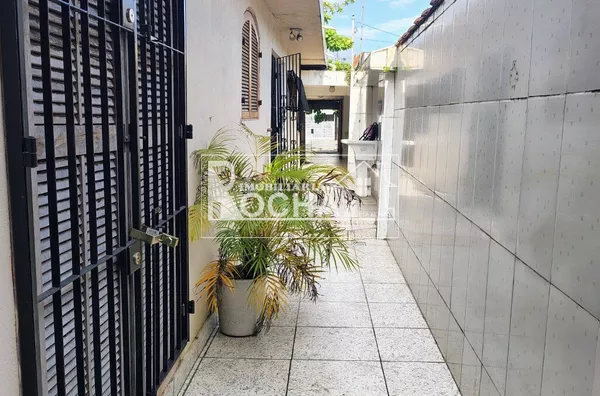 3 Quartos, (sendo 2 suítes), sala, cozinha, banheiros, garagem, aréa de serviço