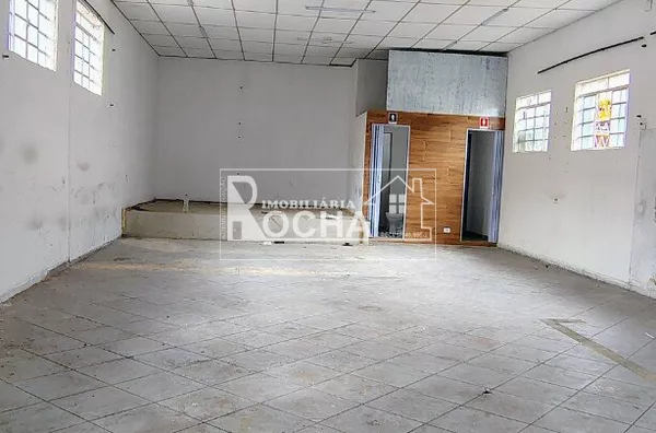 Galpão em terreno com edicula